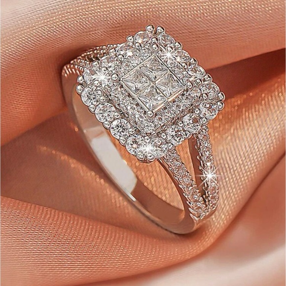 💖LUXURY ENGAGEMENT RING💖 - Picture 1 of 3